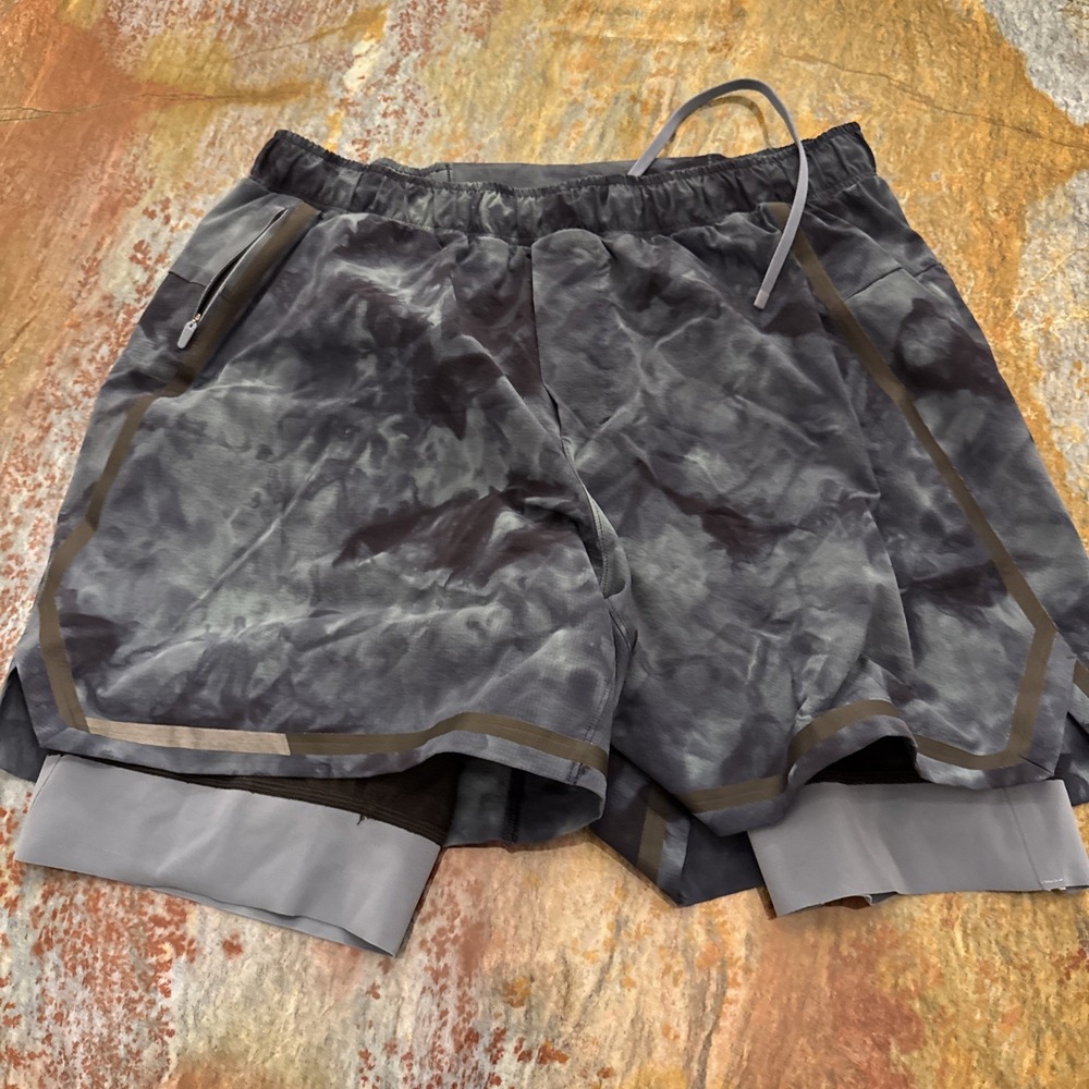 Lululemon Men's Black/Blue Surge Shorts, 7" Inseam, Size Medium